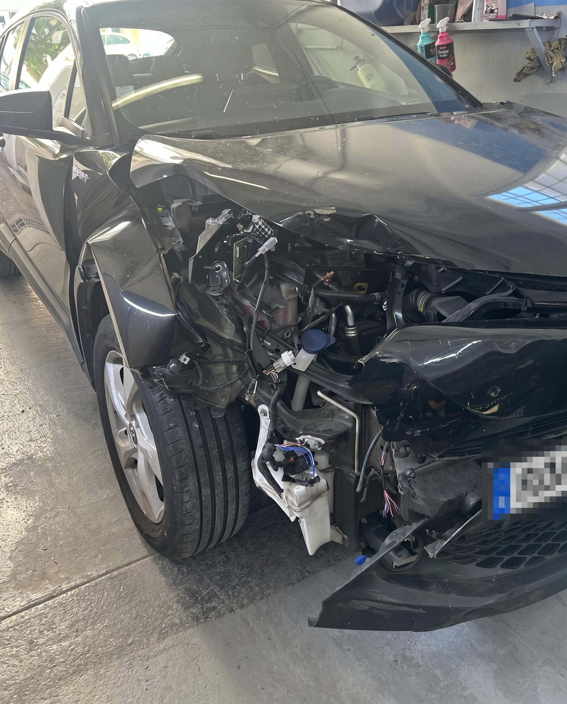 Toyota C-HR avant réparation — face avant accidentée