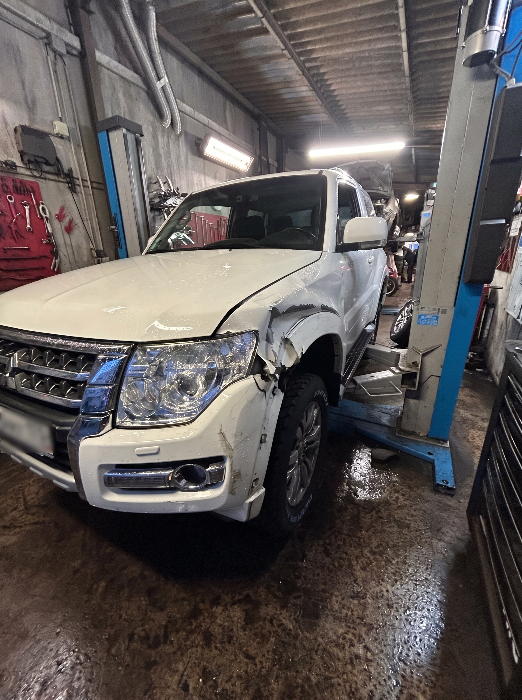 4x4 sur pont élévateur dans l'atelier