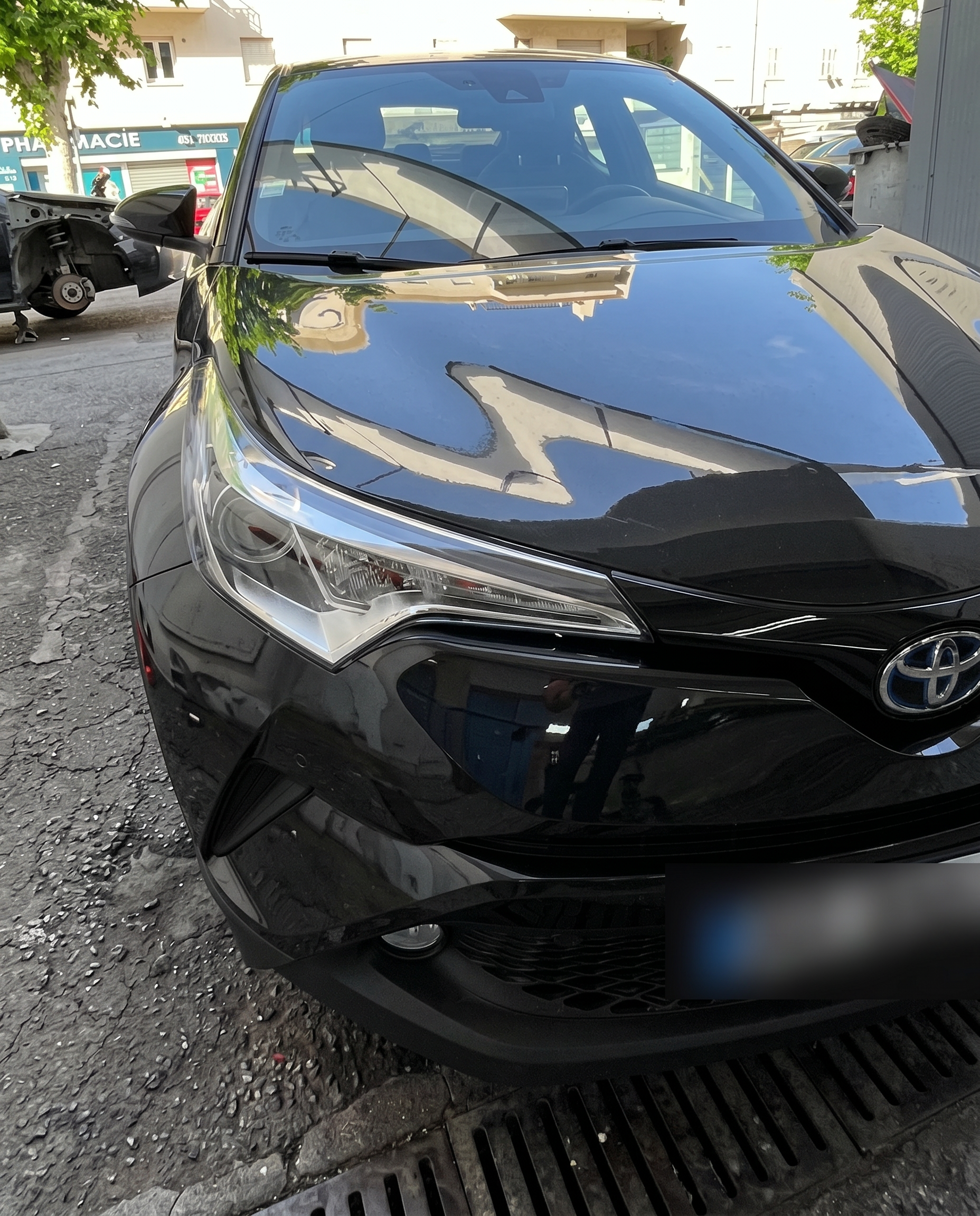 Toyota C-HR après réparation — face avant remise à neuf