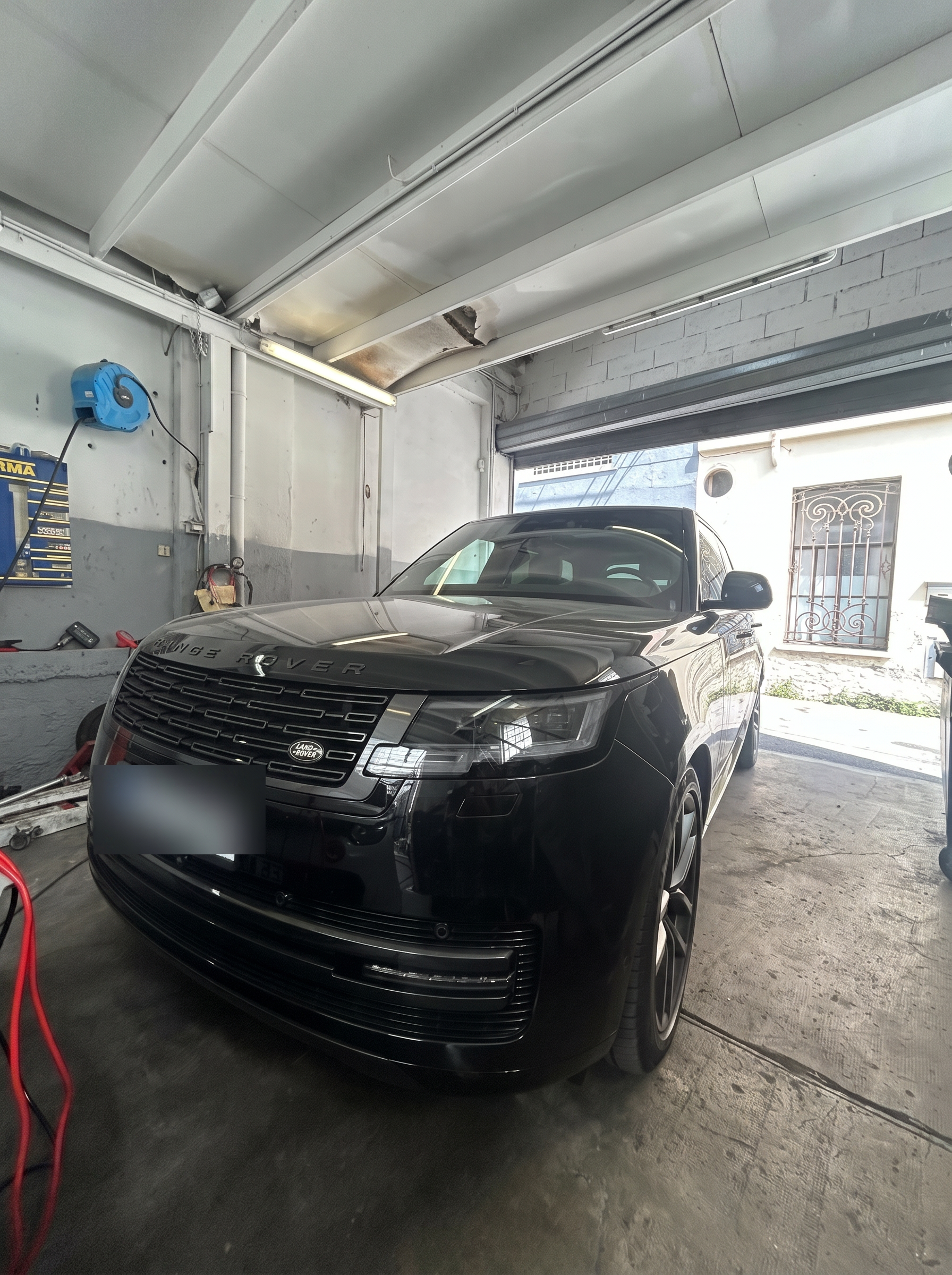 Range Rover en entretien dans l'atelier